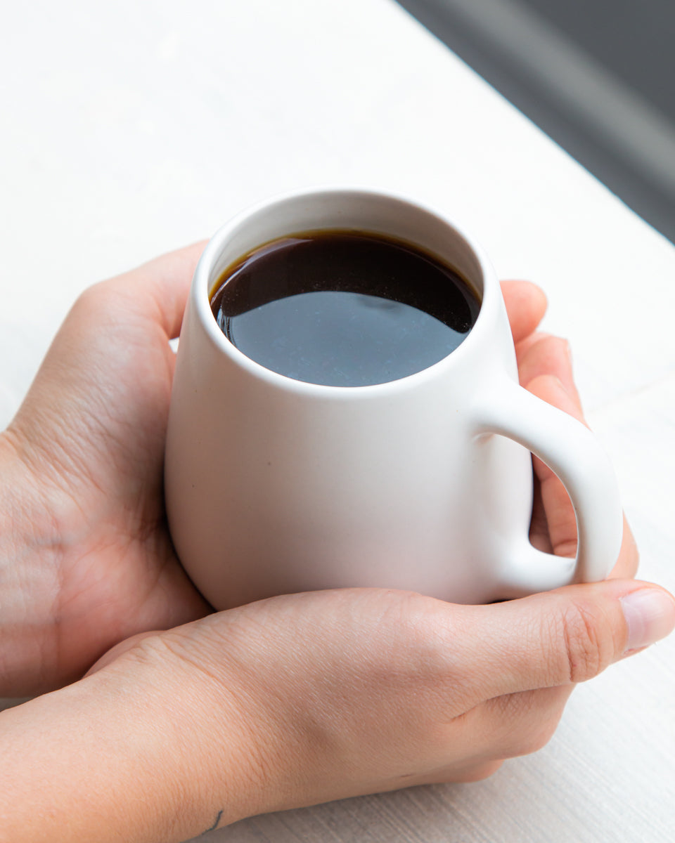 Café sendo coado em filtro de papel